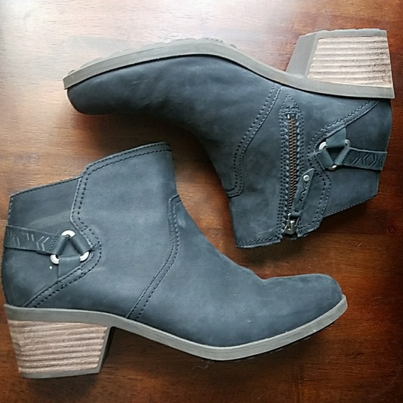 teva black ankle boots